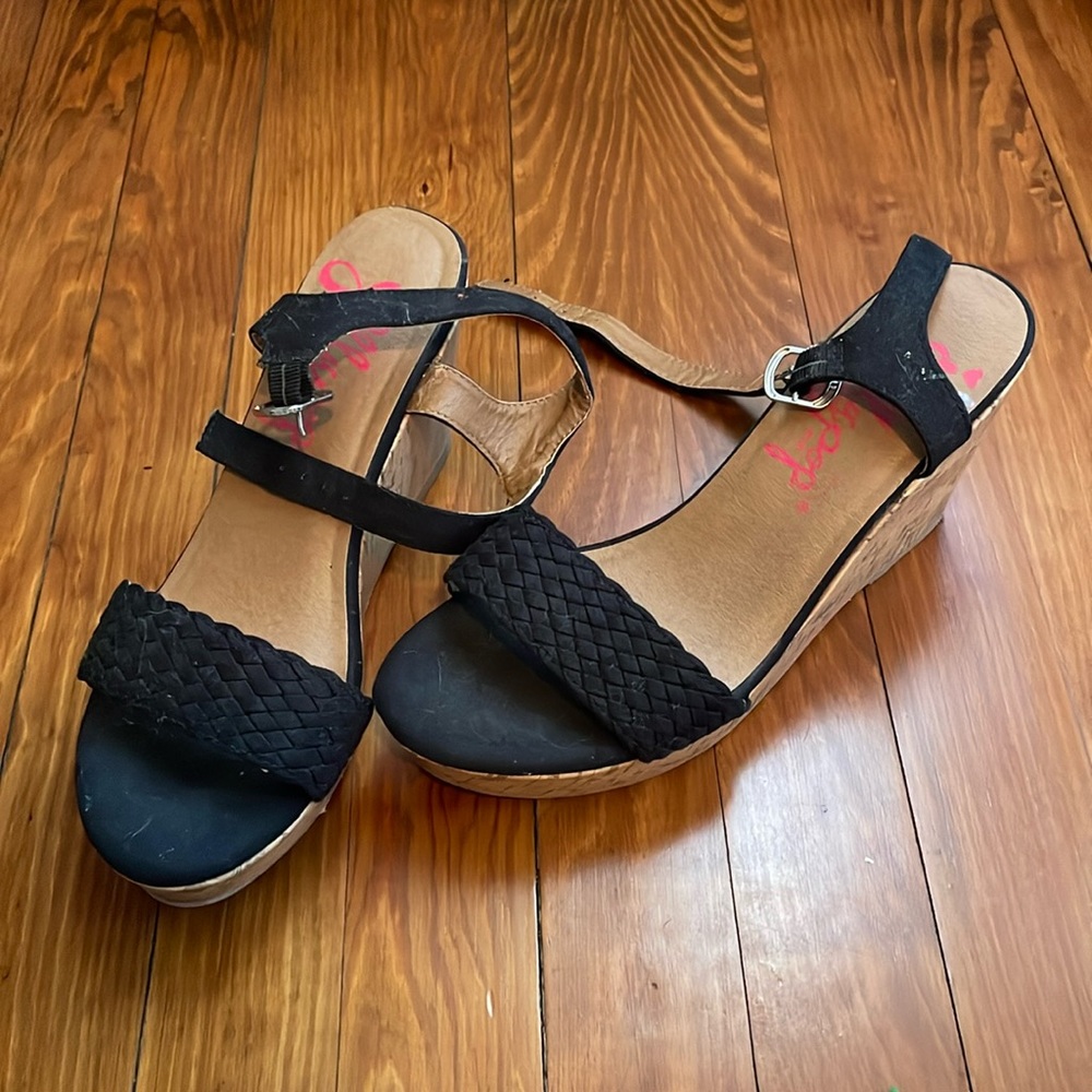 Black wedges